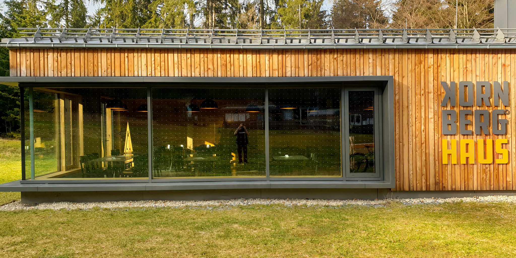 Kornberghaus mit Vogelschutfolie versehen