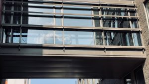 Vogelschutzfolie an Glasbrücke in Bremen