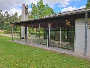 SEEN Vogelschutz-Folie an Verglasung einer Aussegnungshalle