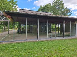 SEEN Vogelschutz-Folie an Verglasung einer Aussegnungshalle